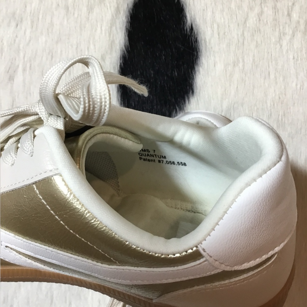 DV by Dolce Vita Quantum sneakers in a gold and white/tan colorway - Picture 7 of 7